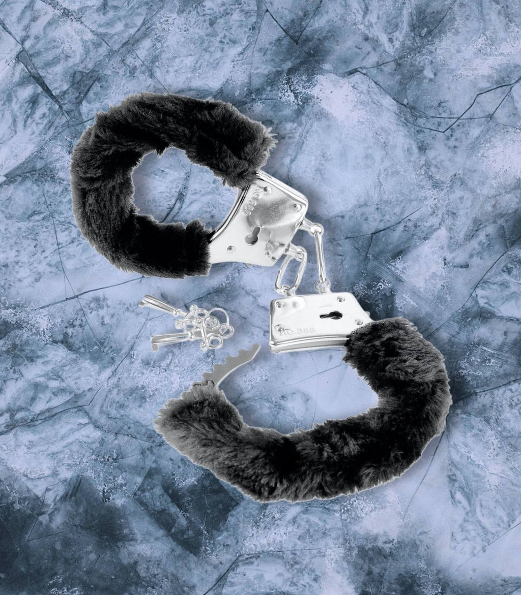 BEGGINER’S FURRY CUFFS BLACK