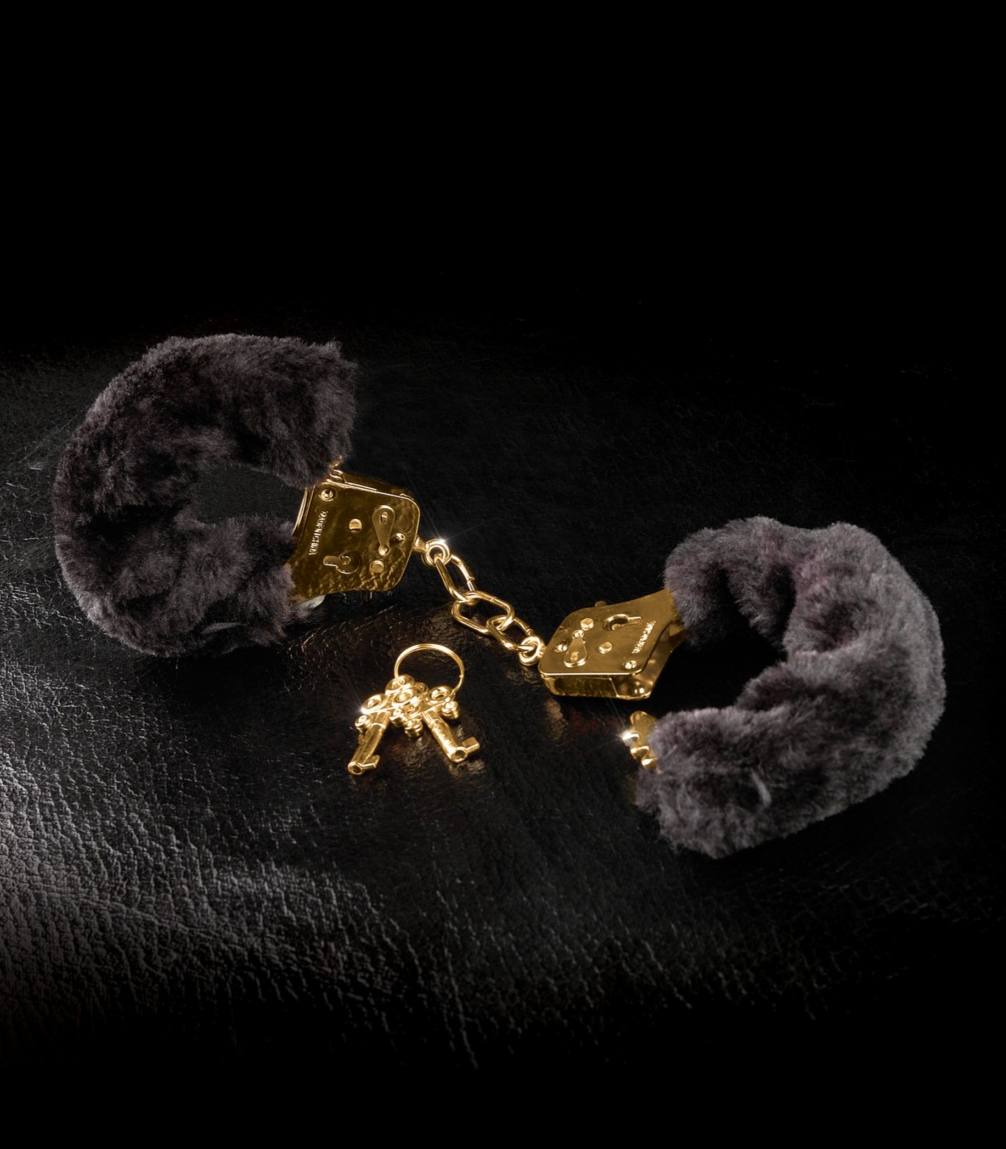 DELUXE FURRY CUFFS GOLD/BLACK